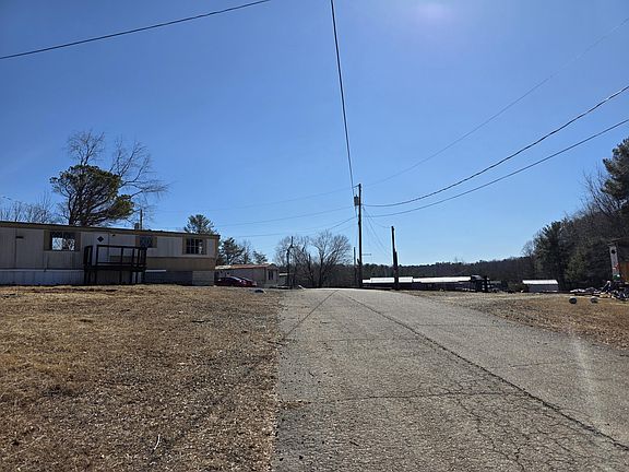 2nd image of 15 Spruce Pine Ln