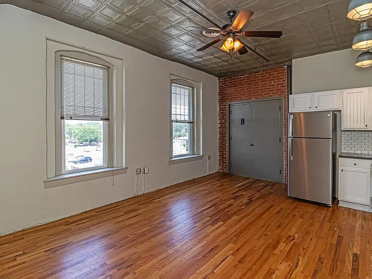 215M Nash St W — Photo 2