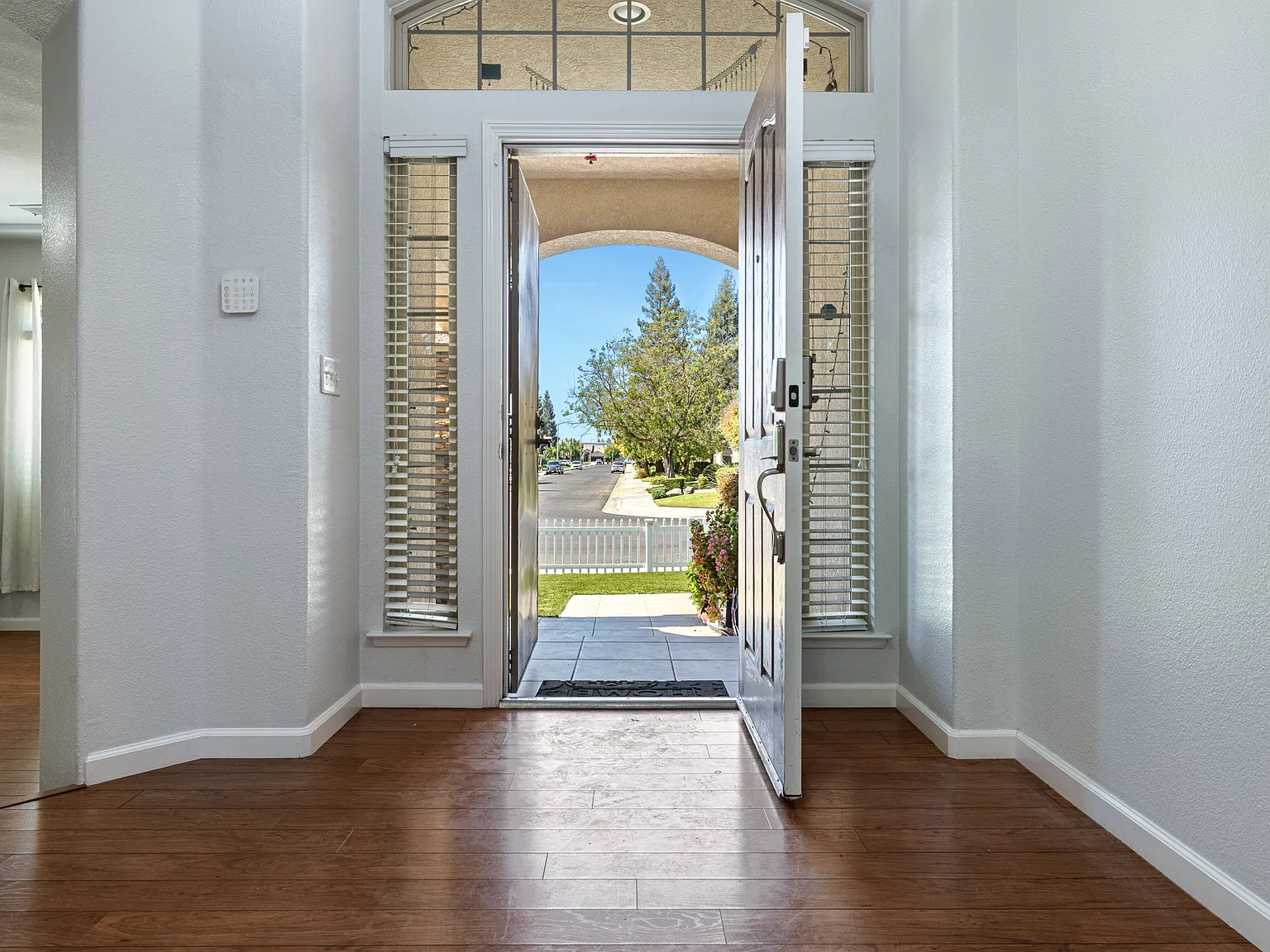 3 bed, 2.5 bath, 1989 sqft, $2,700 — Photo 4