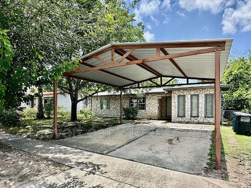 3 bed, 1.0 bath, 1260 sqft, $1,497 — Photo 2