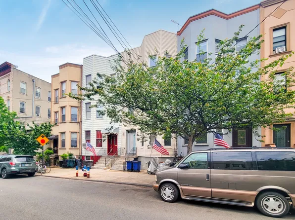 68 Hausman Street 1 image 3 of 6