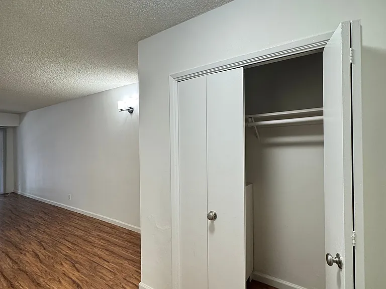 1150 N Normandie — Photo 19