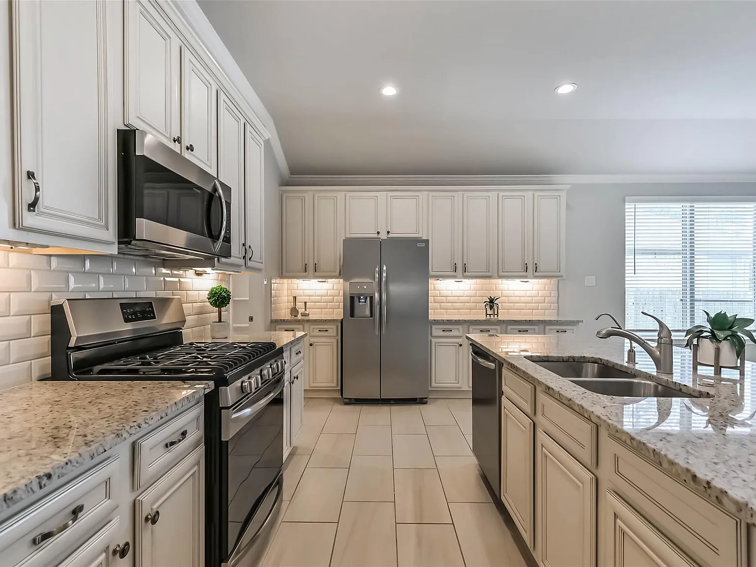 4 bed, 3.0 bath, 2231 sqft, $2,800 — Photo 4