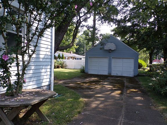4th image of 303 Forest Dr