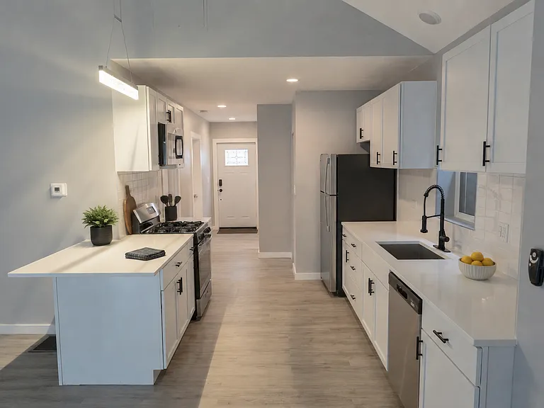 1819 S Laflin St — Photo 3
