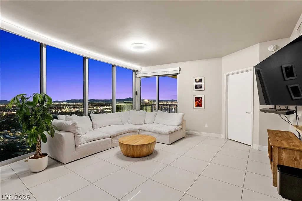 Turnberry Towers — Photo 2