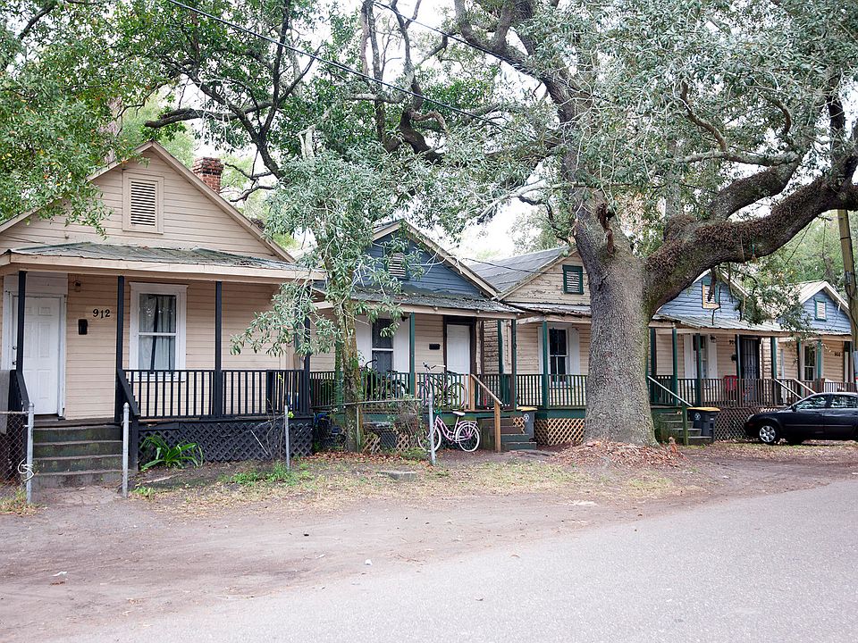2nd image of 910 Oakley St