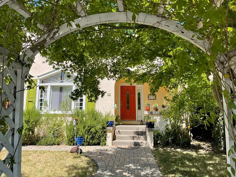 385 Coombs entry from street