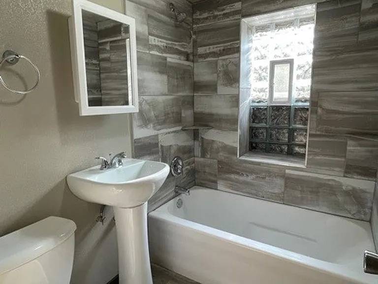 1626 D Street Apartments — Photo 17