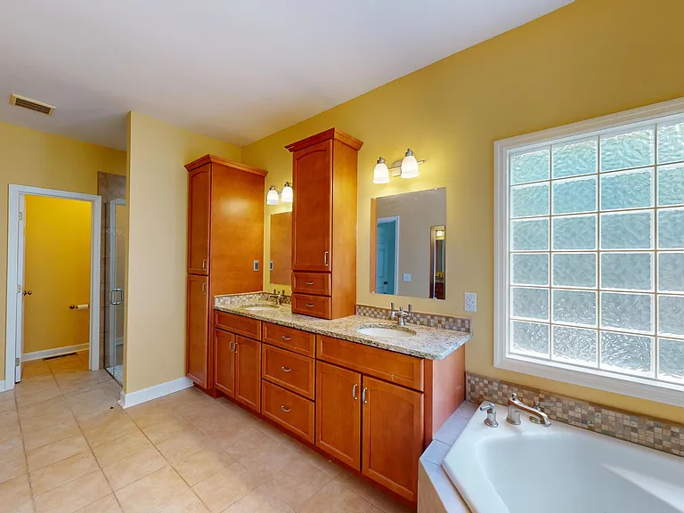 1140 Greenbriar Dr — Photo 20