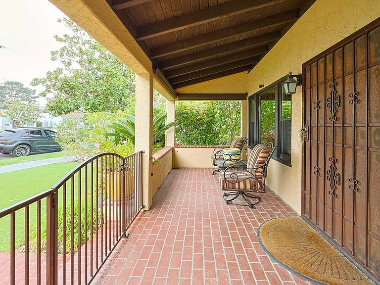 1027 Encino Row — Photo 46
