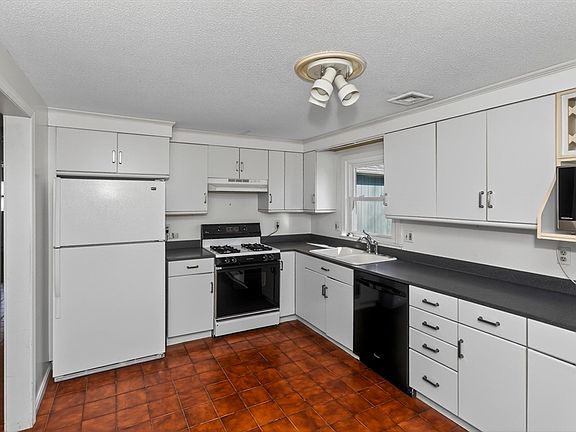 5th image of 24 Willow Brook Dr