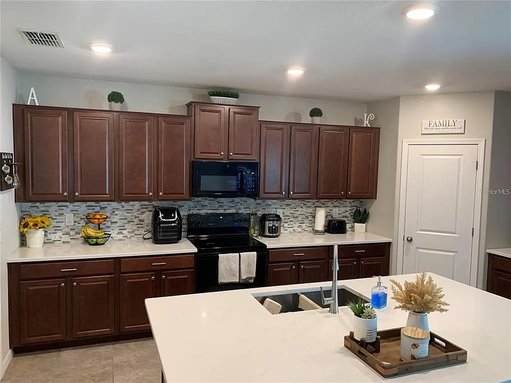 5 bed, 2.5 bath, 2215 sqft, $2,550 — Photo 2