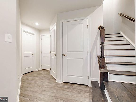 4th image of 1023 Rutland Ave