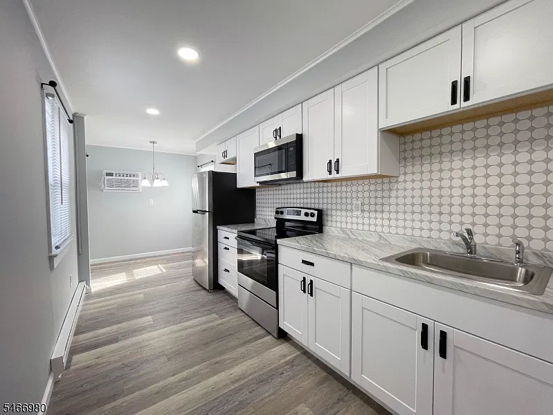 2 bed, 1.0 bath, $2,000 — Photo 2