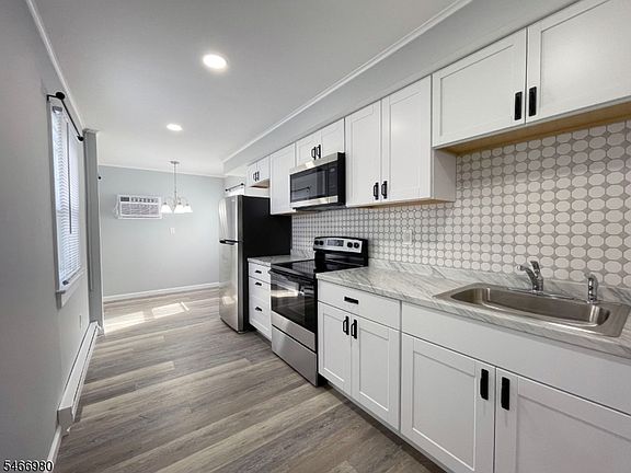 2nd image of 59 Trinity St #C