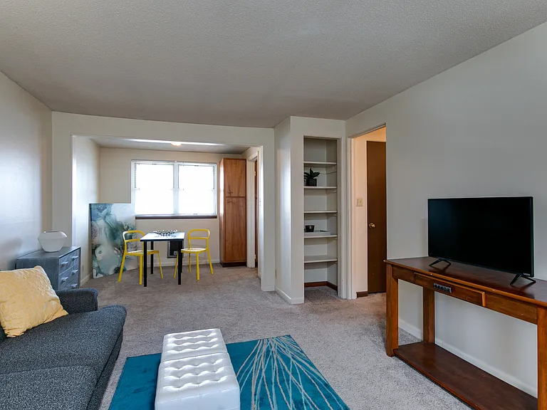 525 N Manhattan Ave — Photo 5