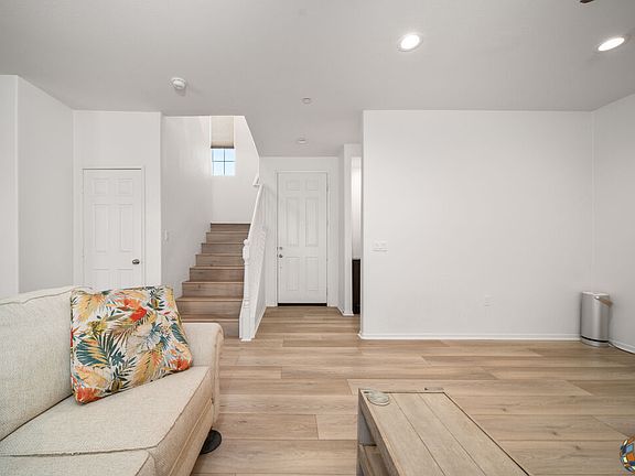 3rd image of 623 Linda Vista St