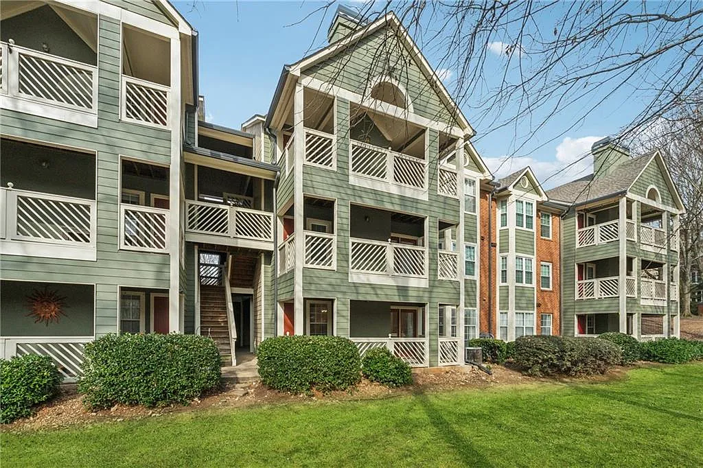 1 bed, 1.0 bath, 813 sqft, $1,950 — Photo 1