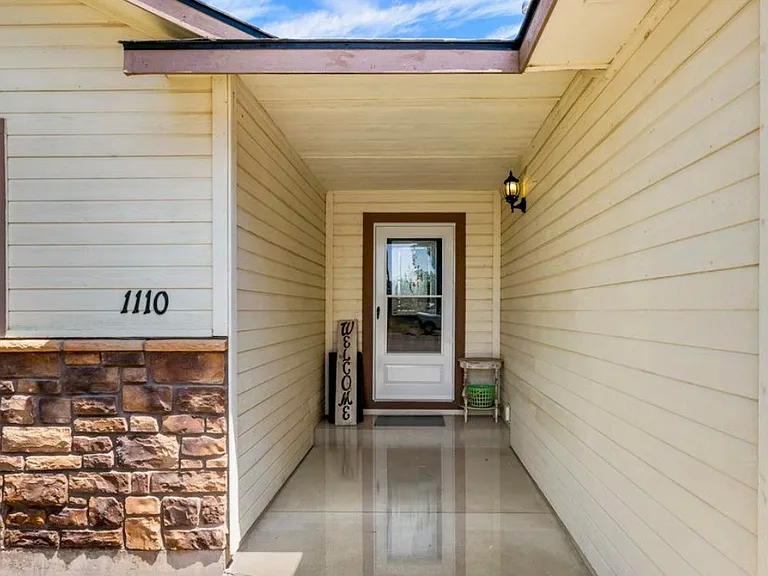 1110 SW Isaac Ln — Photo 2