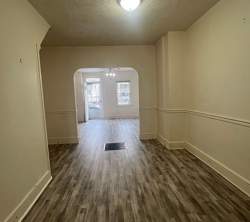 1st image of 318 S 3rd St