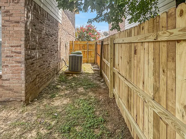 2325 Kingsway Dr — Photo 14