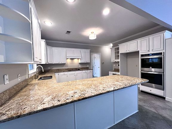 3rd image of 560 Windsor Park Cv