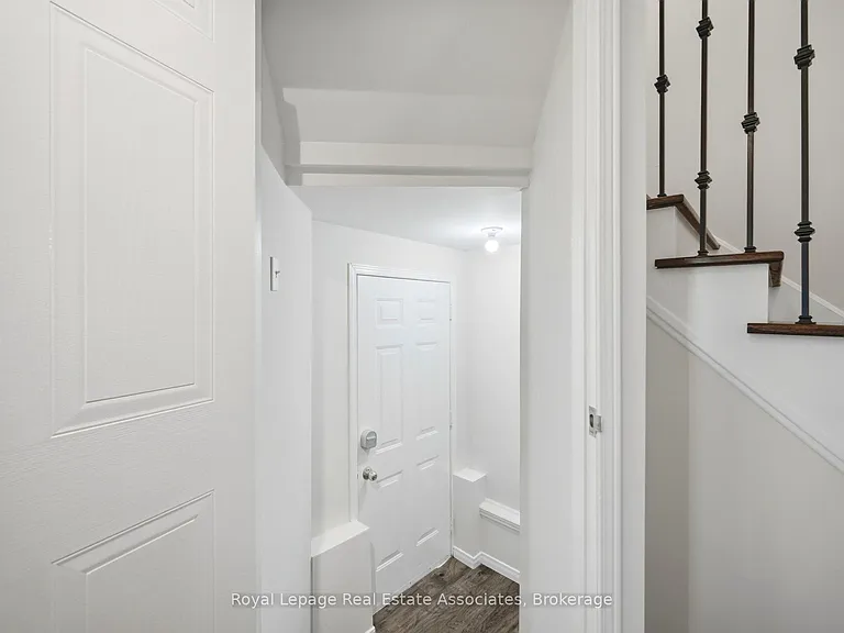 1308 Valerie Cres — Photo 29