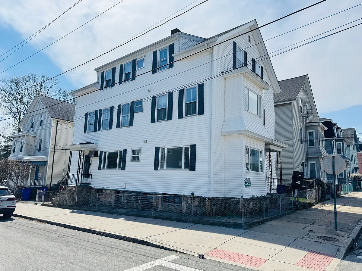 Building Photo - 631 Walnut St #3