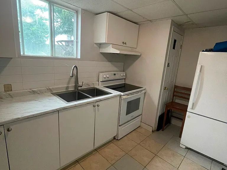 501 Thorndale Dr — Photo 2