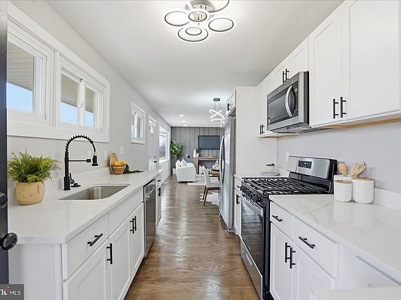 3rd image of 662 Andrews Rd