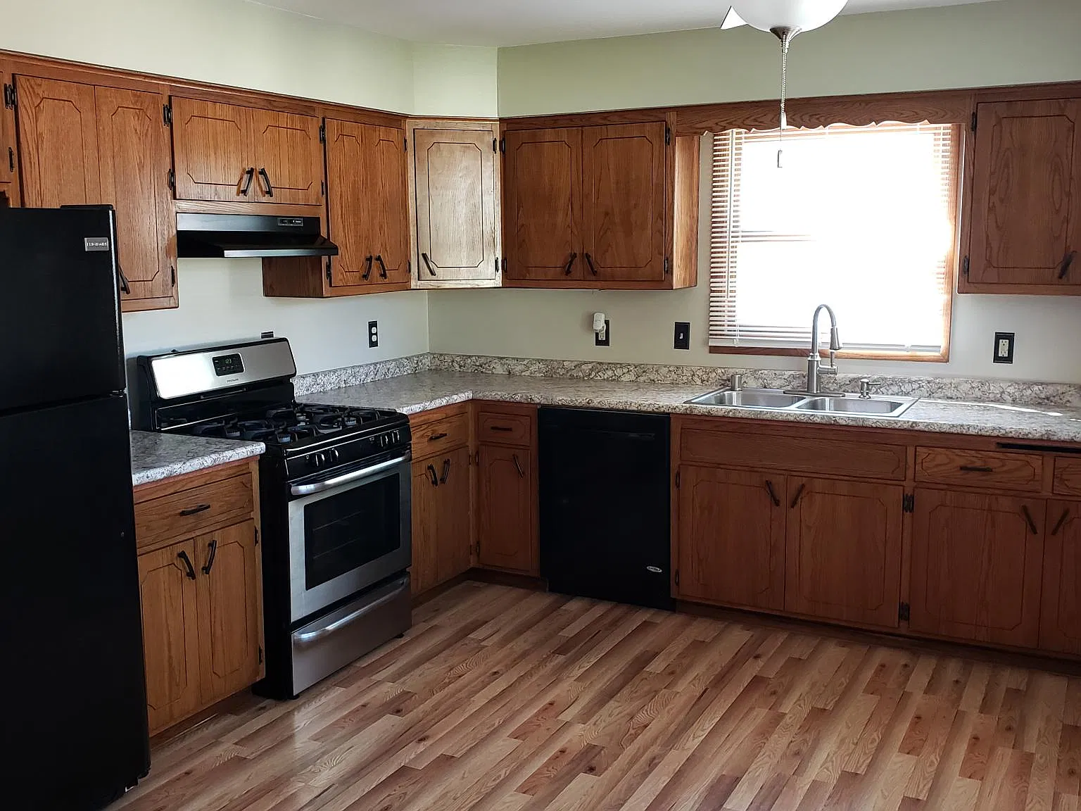 3 bed, 1.5 bath, 1300 sqft, $1,850 — Photo 3