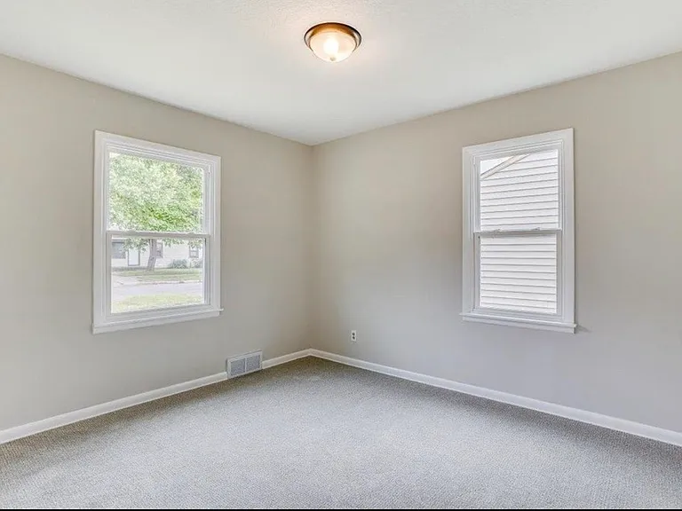 1139 E Crowley St — Photo 10