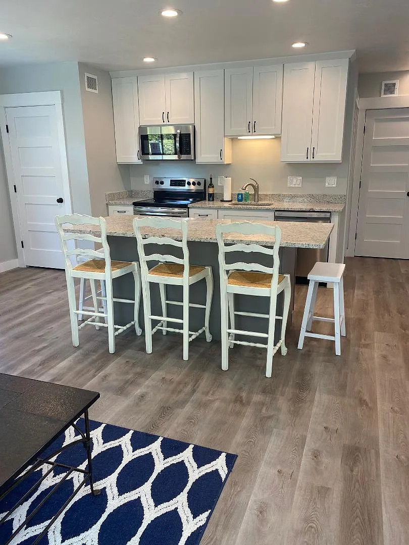 2 bed, 1000 sqft, $2,300 — Photo 2