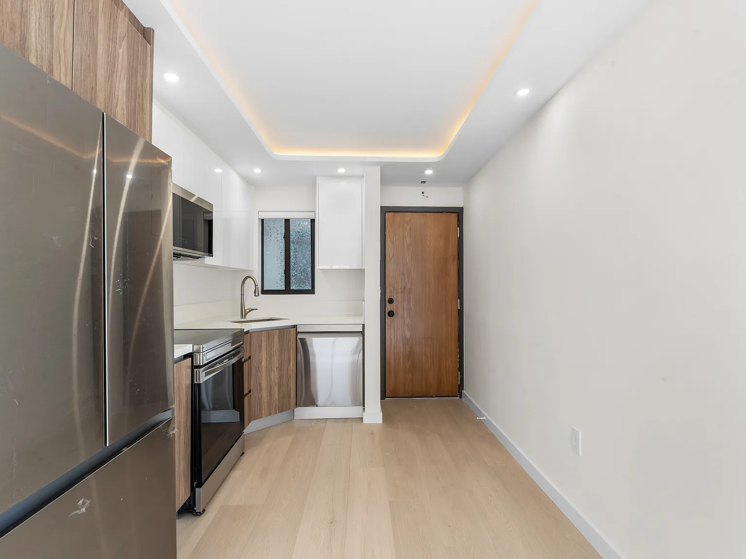 3226 Mary St — Photo 2