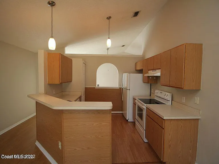 2230 Redwood Cir NE — Photo 6
