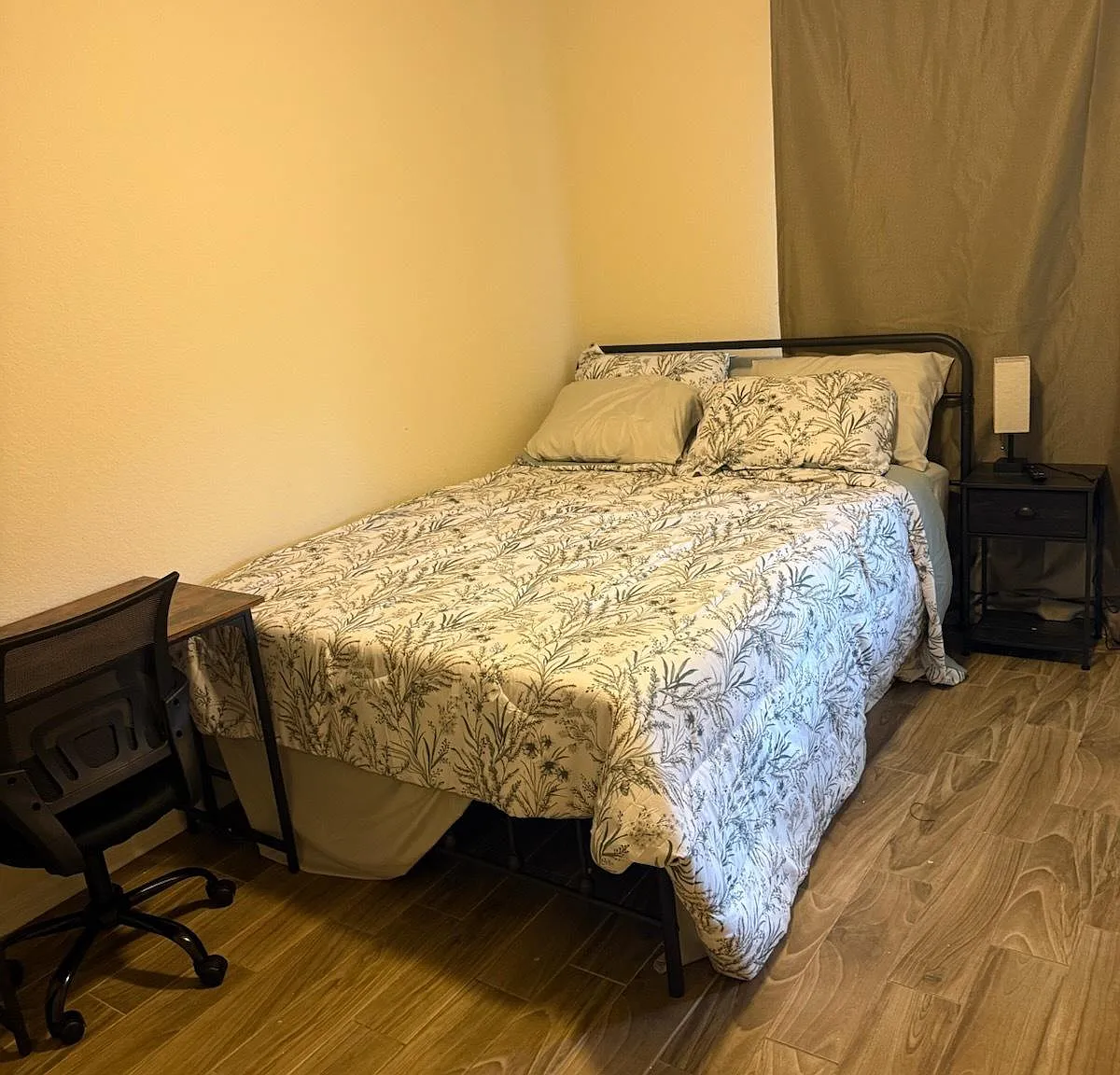 4 bed, 3.0 bath, 2430 sqft, $936 — Photo 1