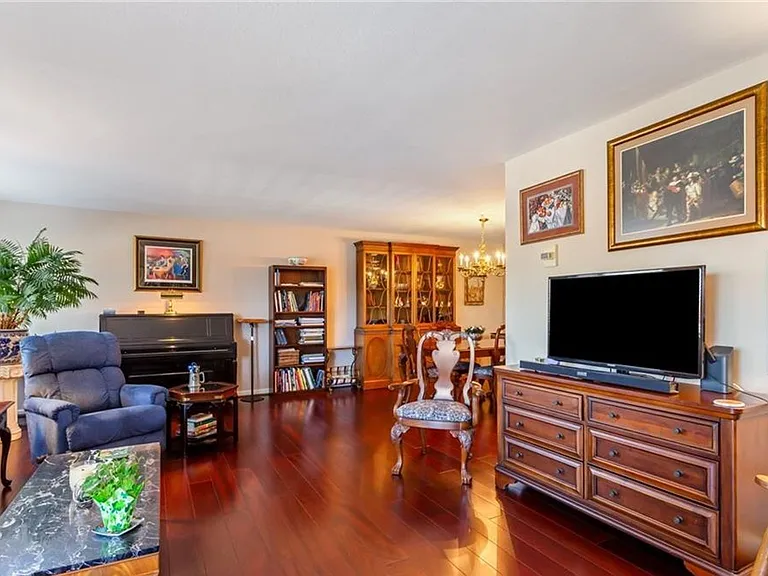 7320 Glenroie Ave #4G — Photo 12