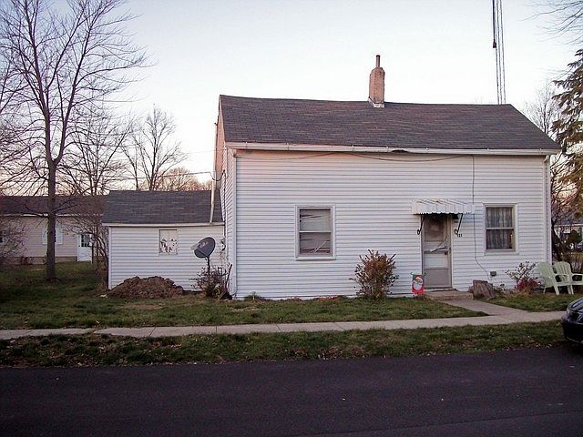 2nd image of 121 E Center St