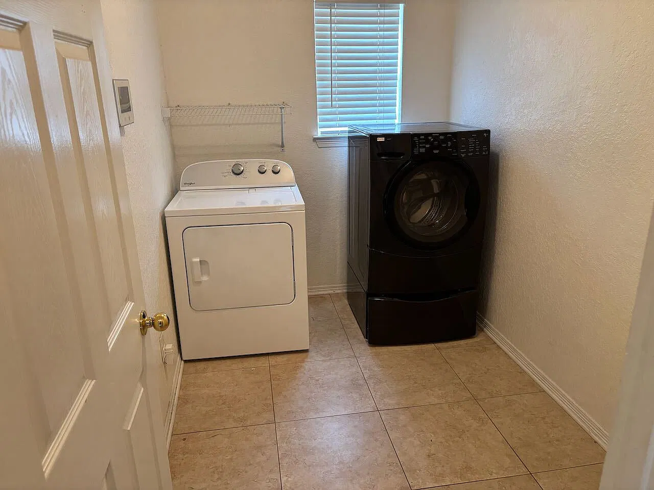 3 bed, 2.0 bath, 1715 sqft, $1,895 — Photo 4