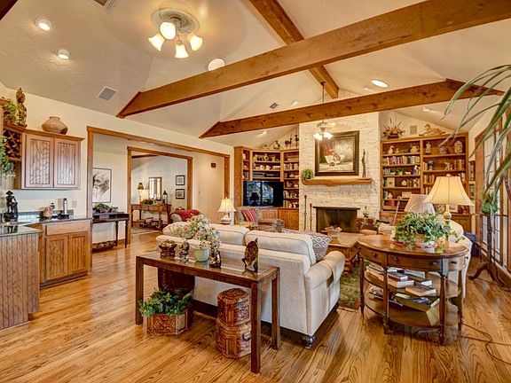 4th image of 374 Live Oak Ln