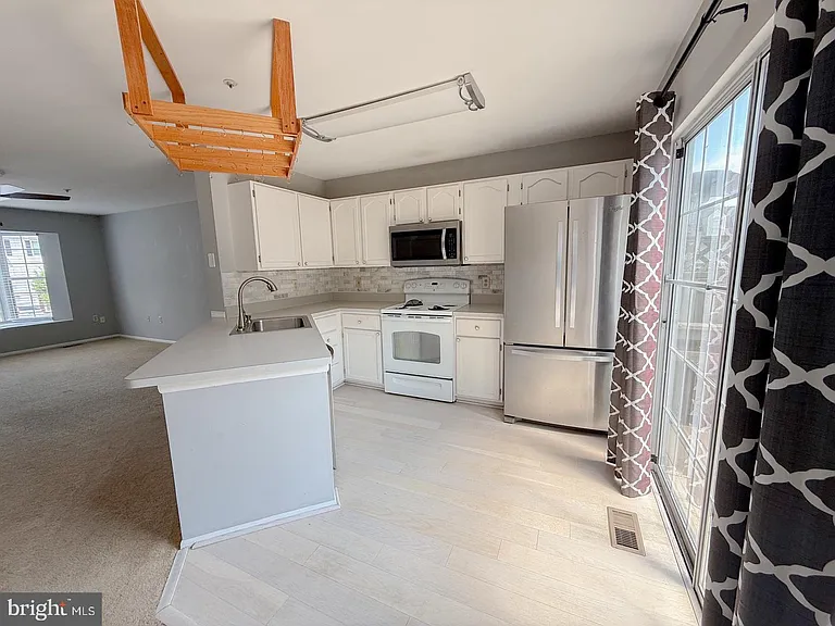 9424 Sea Breeze Ct — Photo 8