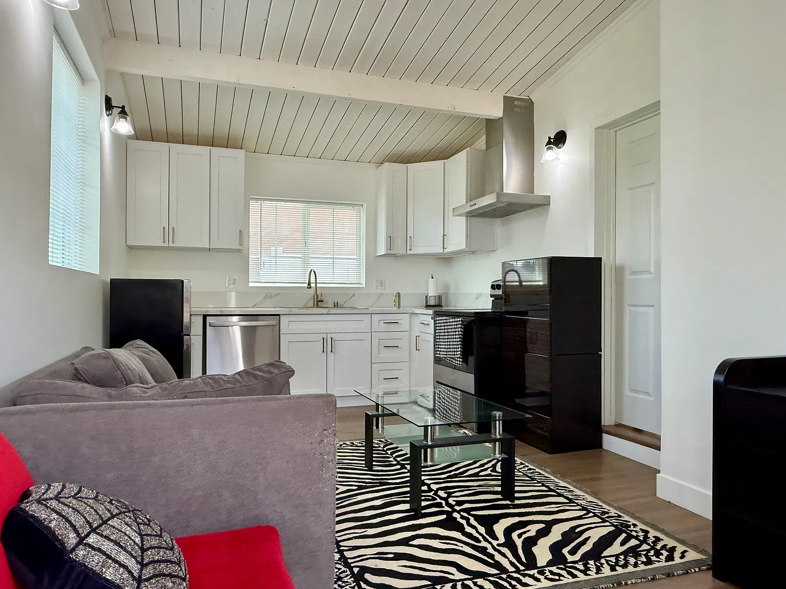 1 bed, 350 sqft, $1,700 — Photo 2