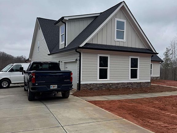 3rd image of 647 Fairview Rd