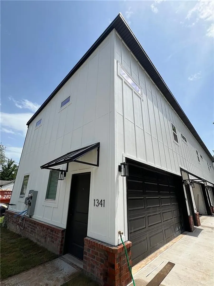 Building Photo - 1347 W Hendrix St #2