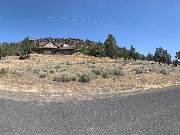 Home sits on the hillside with a circular drive thru drieway. Beautiful views from a private setting.