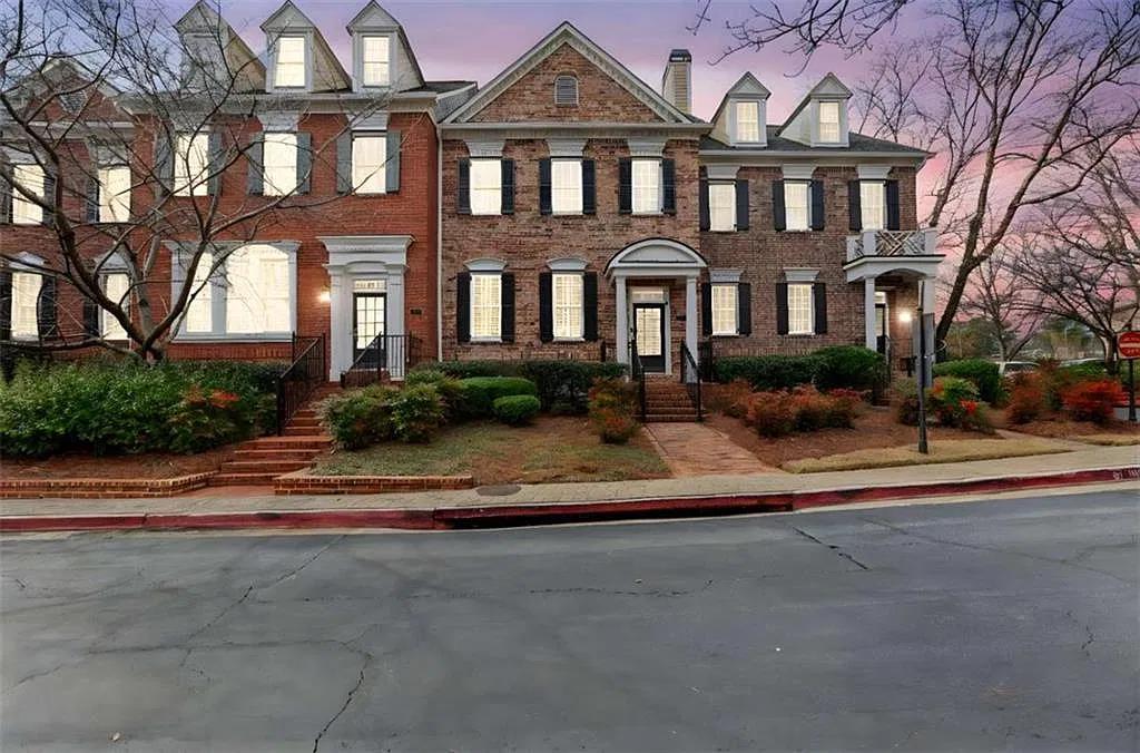 5 bed, 3.5 bath, 3224 sqft, $3,200 — Photo 2