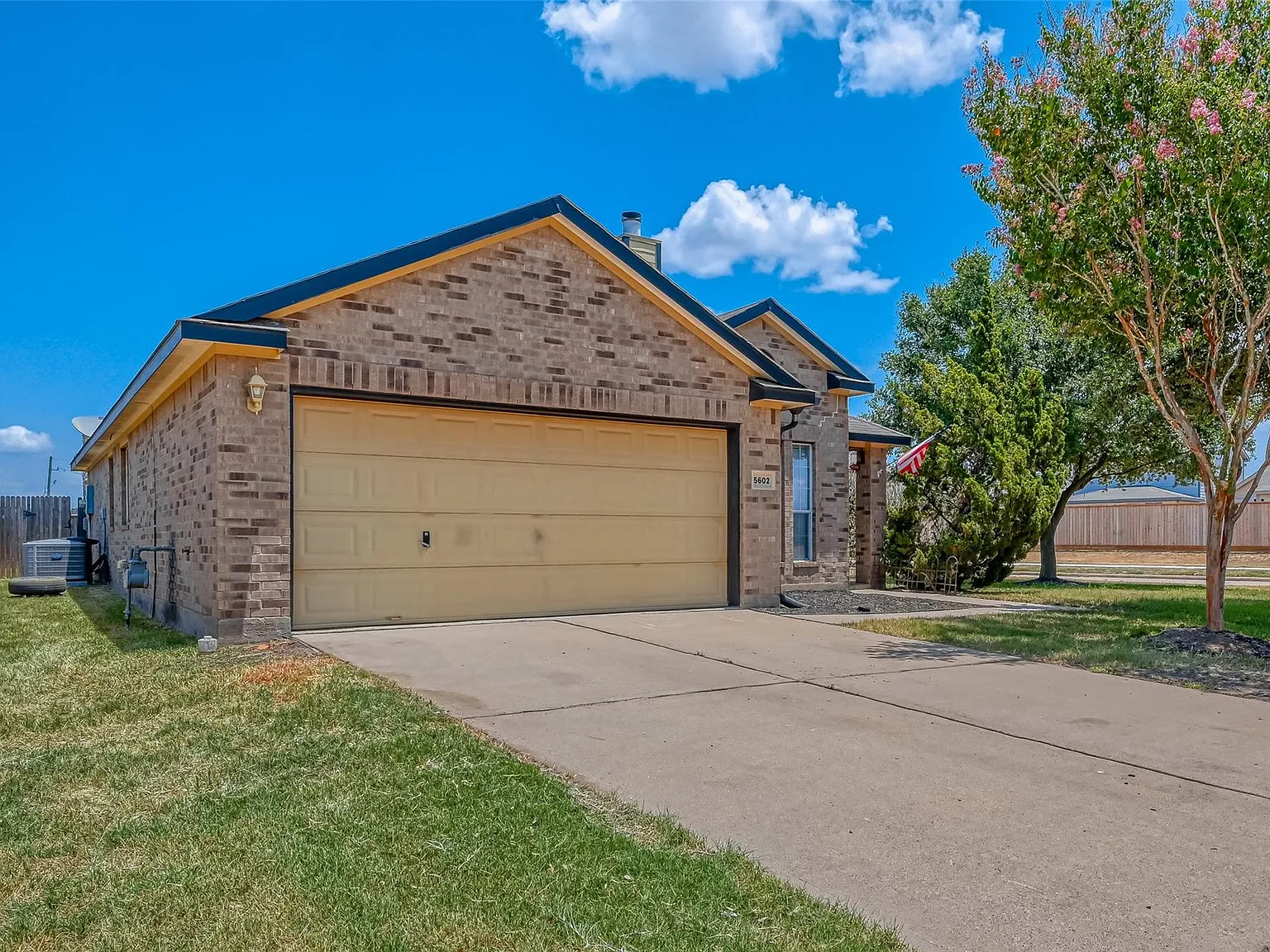 3 bed, 2.0 bath, 1450 sqft, $1,895 — Photo 3
