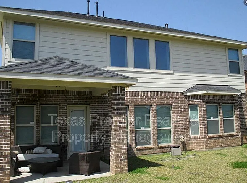 4 bed, 3.5 bath, 2385 sqft, $2,600 — Photo 2