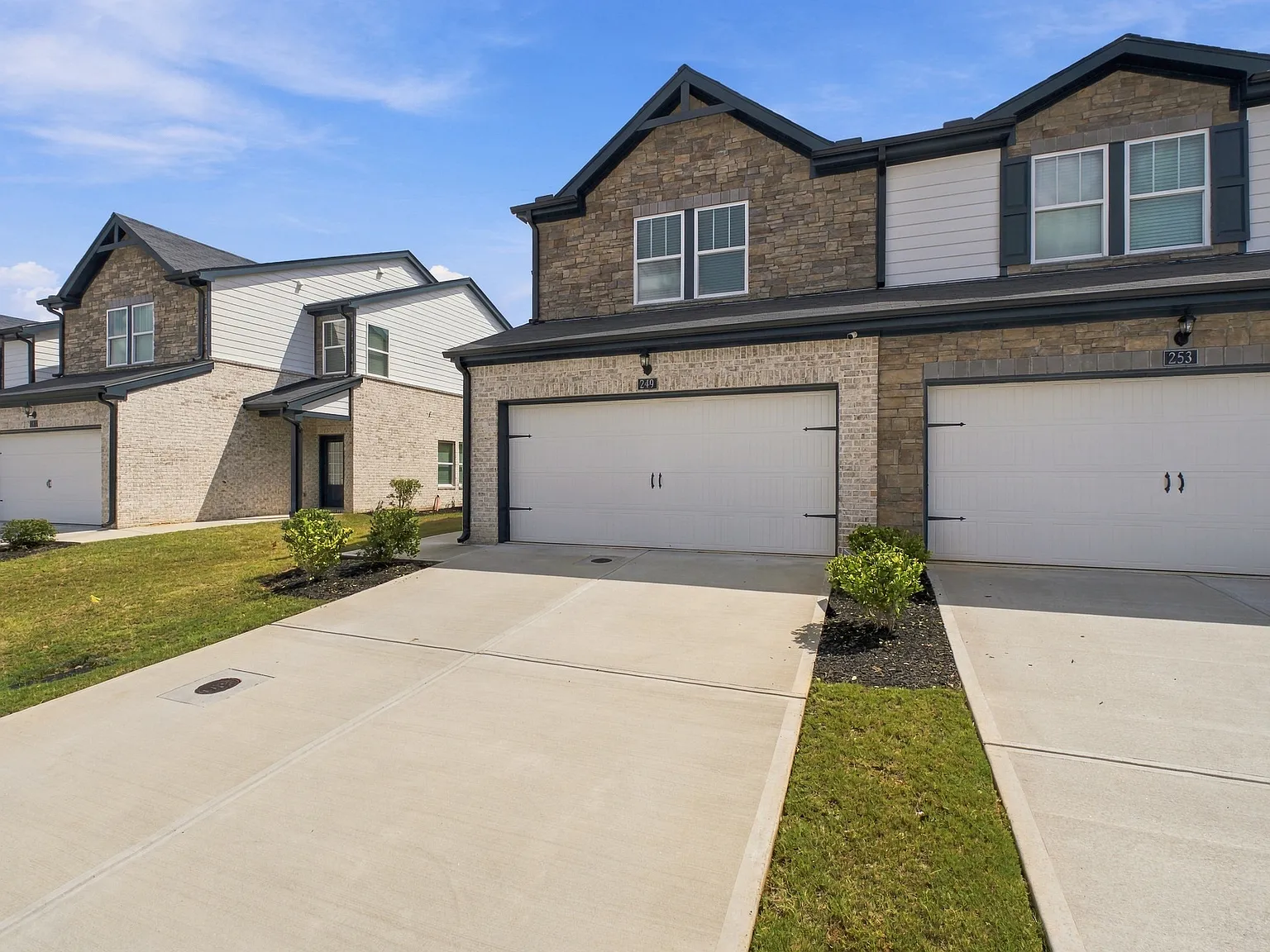 3 bed, 2.5 bath, 1579 sqft, $2,500 — Photo 2